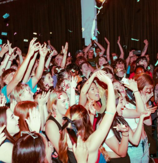  Photo of the singer Siena Rebelo performing on stage in front of a live audience.