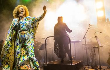 Synthony concert, Melbourne, 2021. Image courtesty of Duco Events. Woman singing.